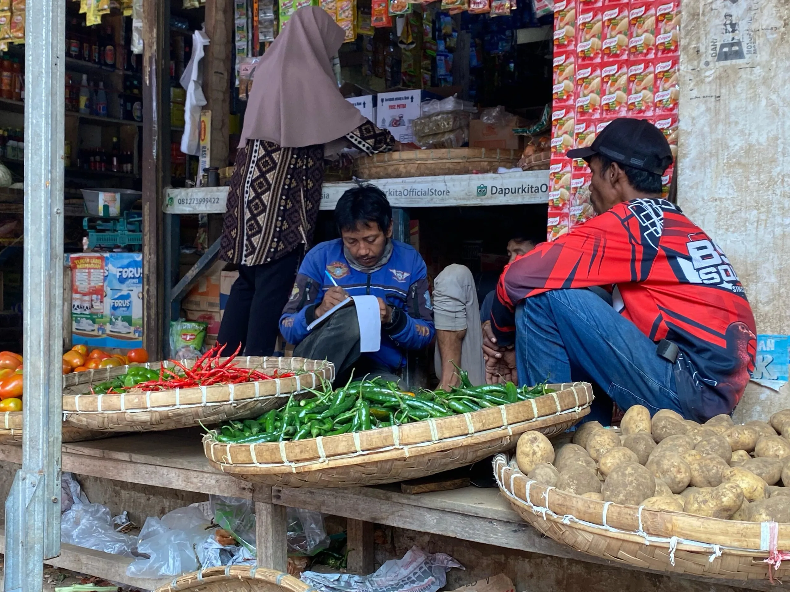 Harga Cabai, Bawang dan Telur Naik, Pedagang Cianjur Keluhkan Sepinya Pembeli Jelang Idulfitri