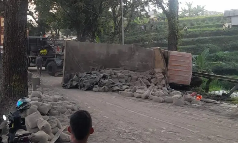 Hasil Penyelidikan Satlantas, Penyebab Truk Semen Terguling karena Hal Ini