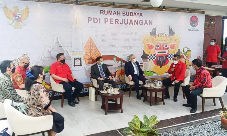 Hasto Terima Kunjungan Dubes Georgia di Markas PDIP