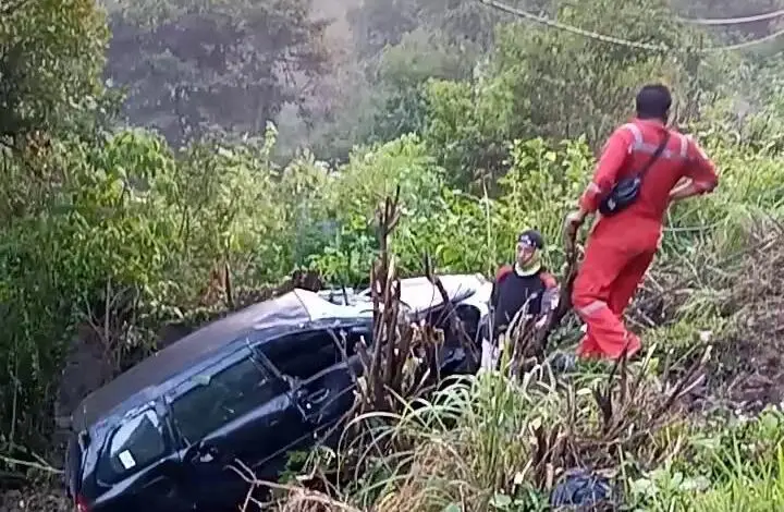 Hilang Kendali, Mobil Masuk Jurang di Cipanas