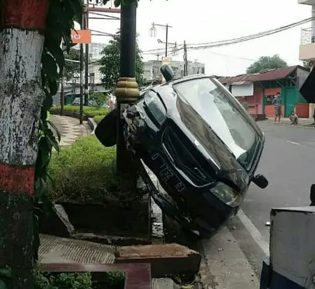Hilang Kendali, Mobil Tabrak Tiang Lampu Penerangan di Cianjur