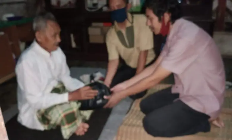 Himpec Berbagi Puluhan Paket Sembako di Ciranjang