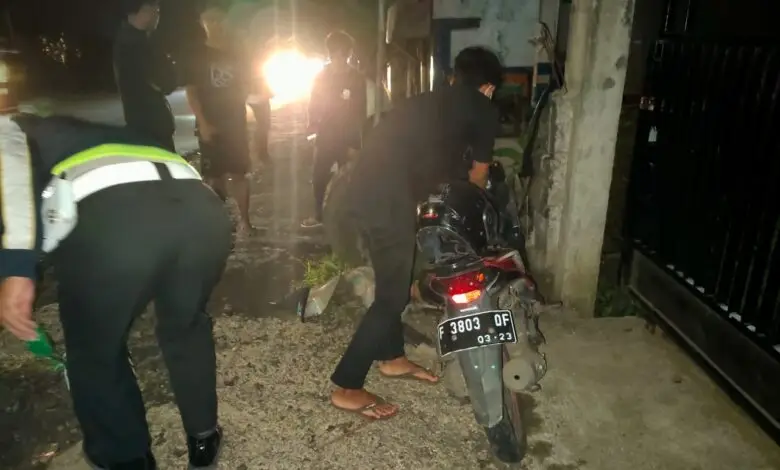Hindari Jalan Berlubang, Pemotor Alami Kecelakaan di Gekbrong Cianjur