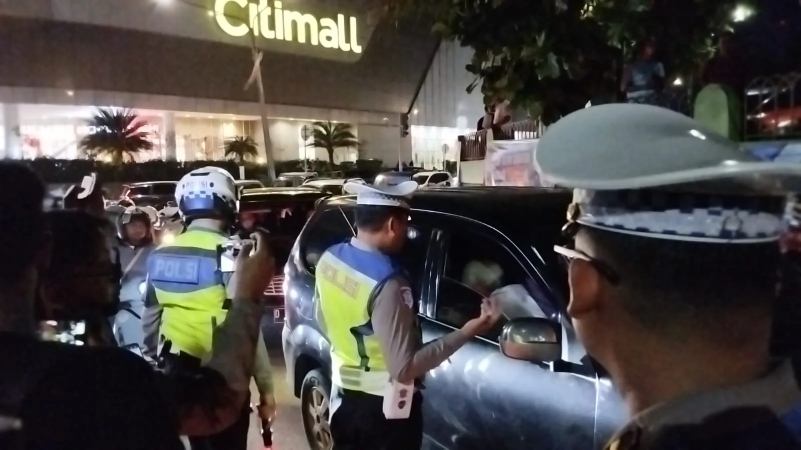 Hindari Lonjakan Volume Kendaraan ke Arah Puncak Bogor, Polres Cianjur Lakukan Penutupan di Bundaran Lampu Gentur