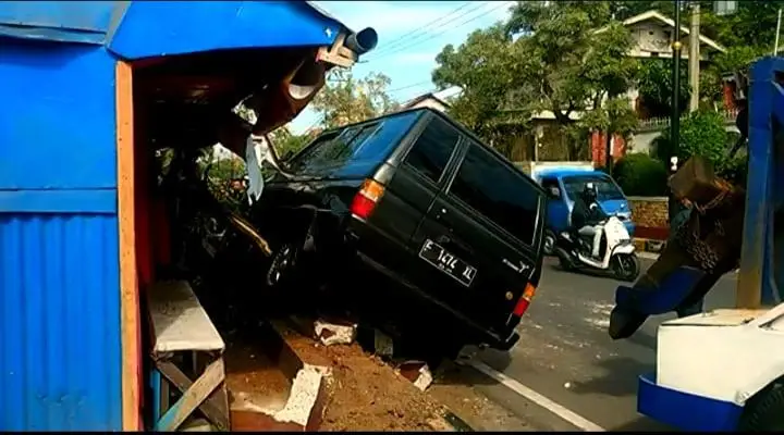 Hindari Motor, Mobil Tabrak Trotoar dan Pohon di Jalan Siliwangi