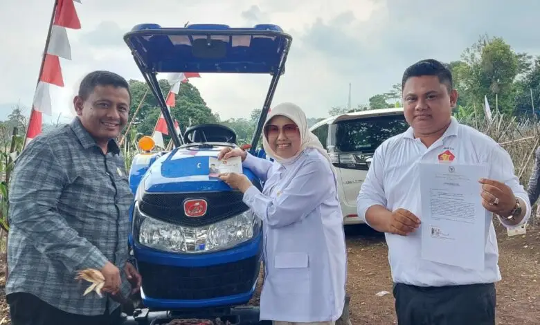 Hj Endang S Thohari Salurkan Traktor Sekaligus Panen Jagung di Desa Padaluyu