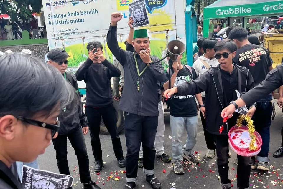 HMI Cianjur Kecam Polisi atas Kematian Affan Kurniawan, Gelar Aksi Solidaritas Tabur Bunga