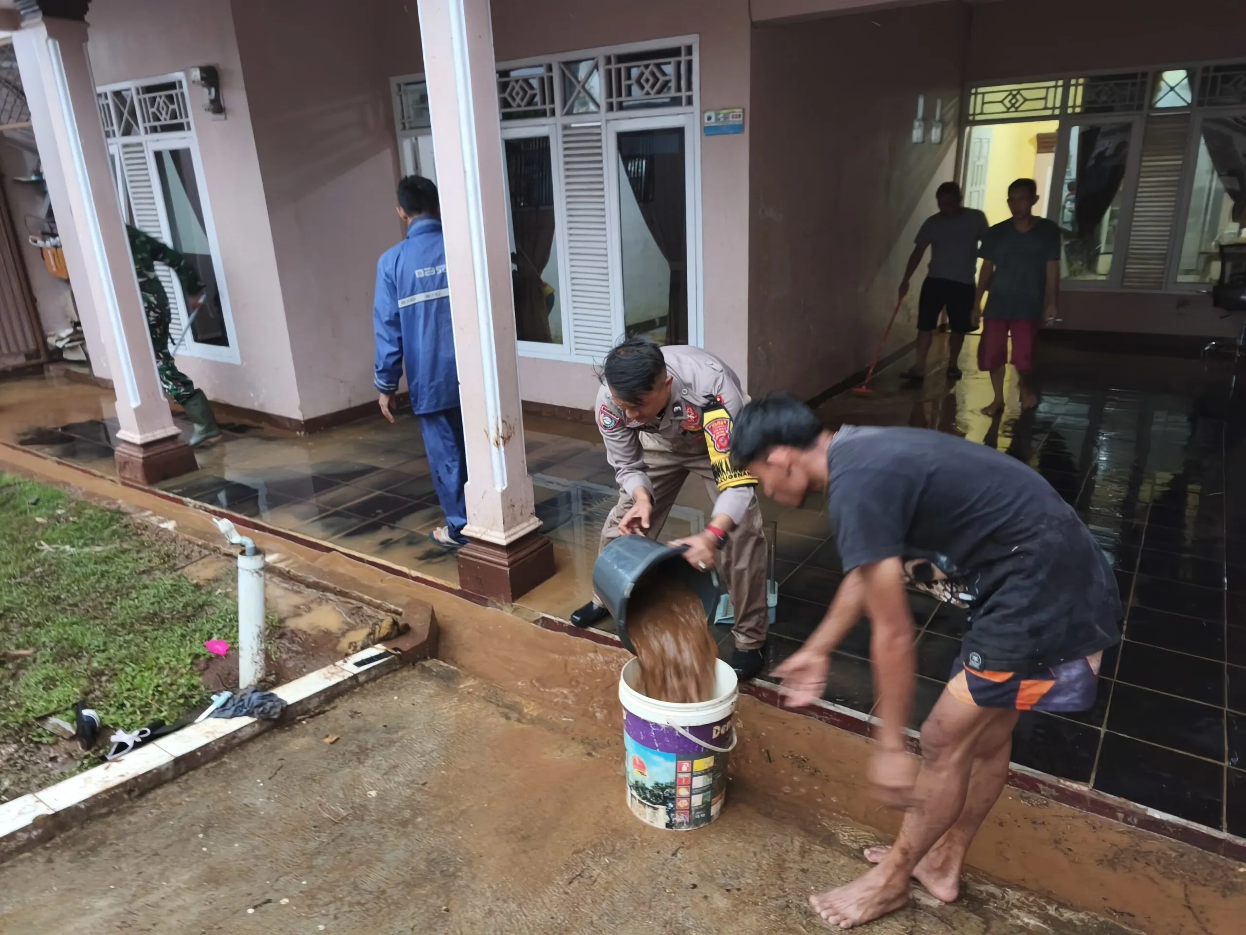 Hujan Angin di Cugenang, Satu Rumah Tertimpa Pohon Hingga Diterjang Banjir