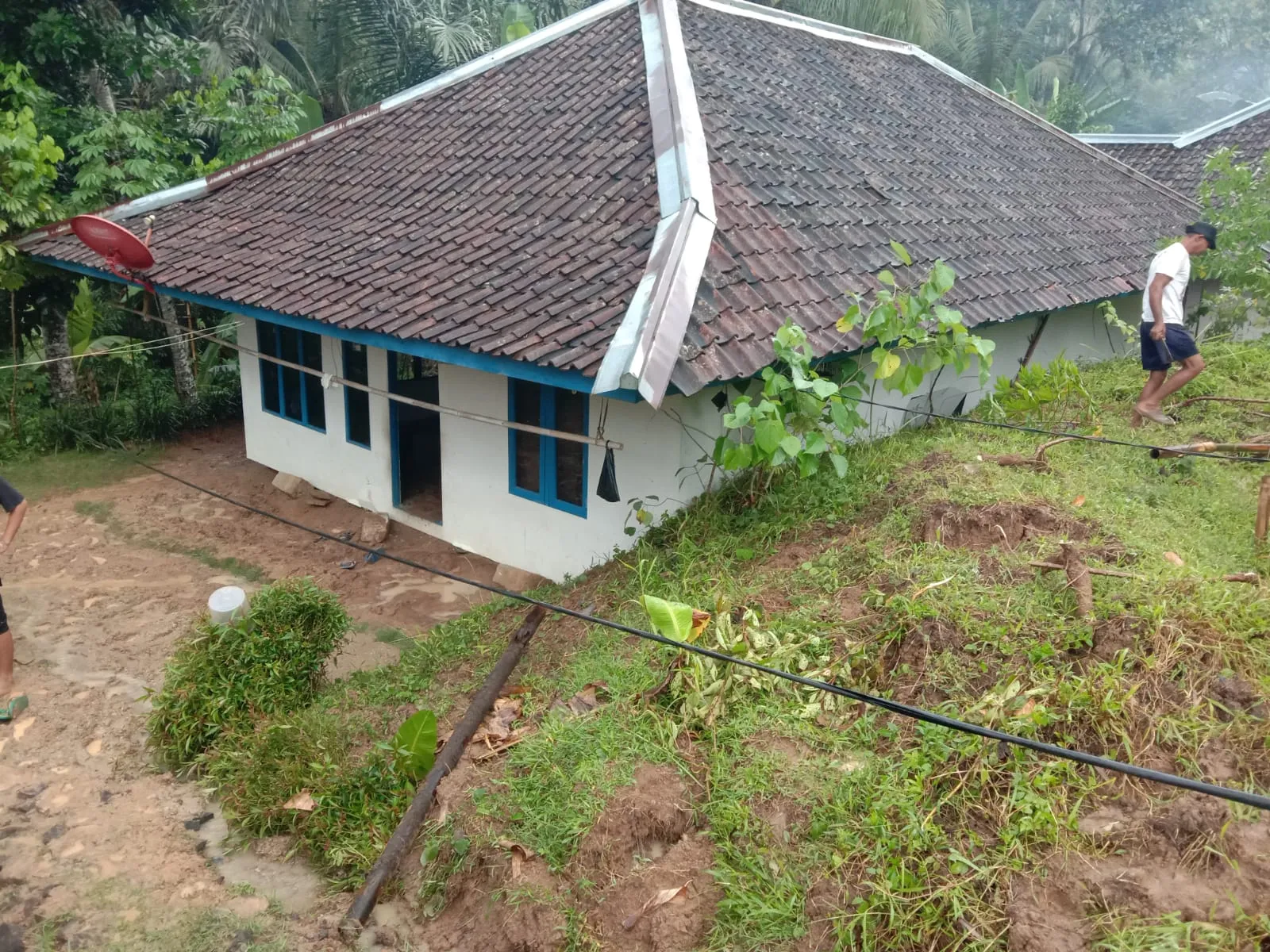 Hujan Deras dan Angin Kencang di Kadupandak Sebabkan Longsor dan Banjir