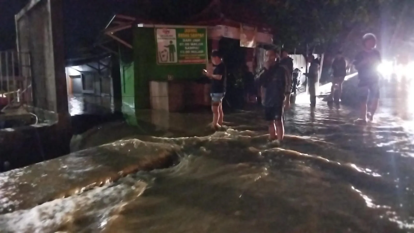 Hujan Deras Picu Banjir di Tiga Kecamatan, Jalan Nasional Bandung-Cianjur Terendam