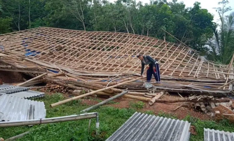 Hujan Disertai Angin Kencang, 11 Rumah di Sukaluyu Rusak Parah