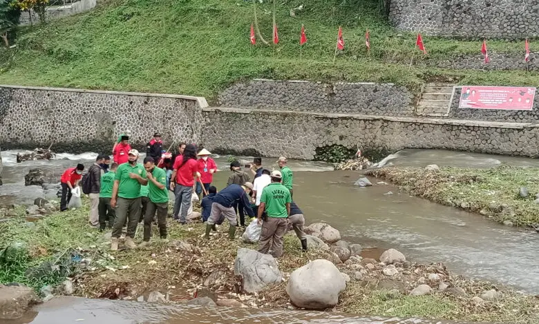 HUT ke-48, PDIP Cianjur Gelar Penebaran Benih Ikan dan Pembersihan DAS