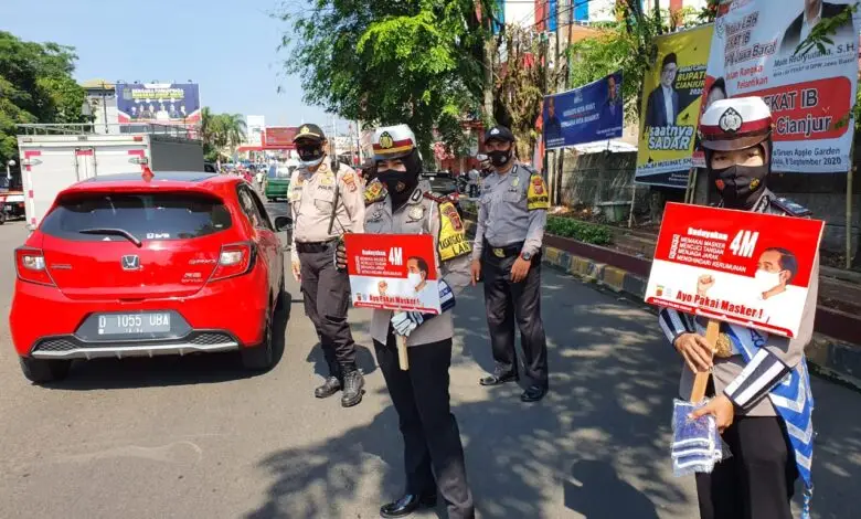 HUT Polantas ke-65, Satlantas Polres Cianjur Bagi-bagi Masker