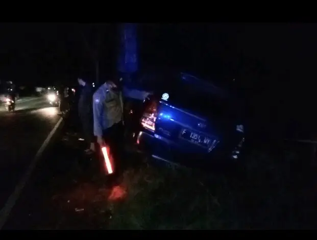 Innova Biru Nyungsep Tabrak Pohon di Pacet Setelah Sopir Diduga Mengantuk Cianjur Update -
