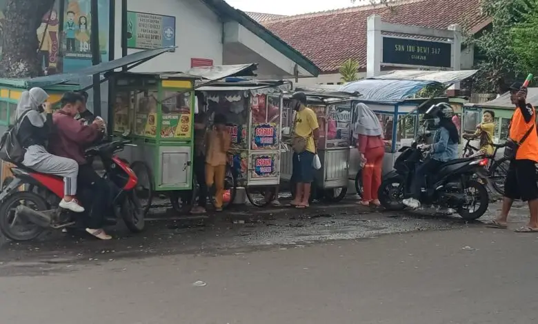 Intip Aktivitas Ngabuburit Masyarakat Cianjur di Jalan Siliwangi dan Alun-alun Sindangbarang
