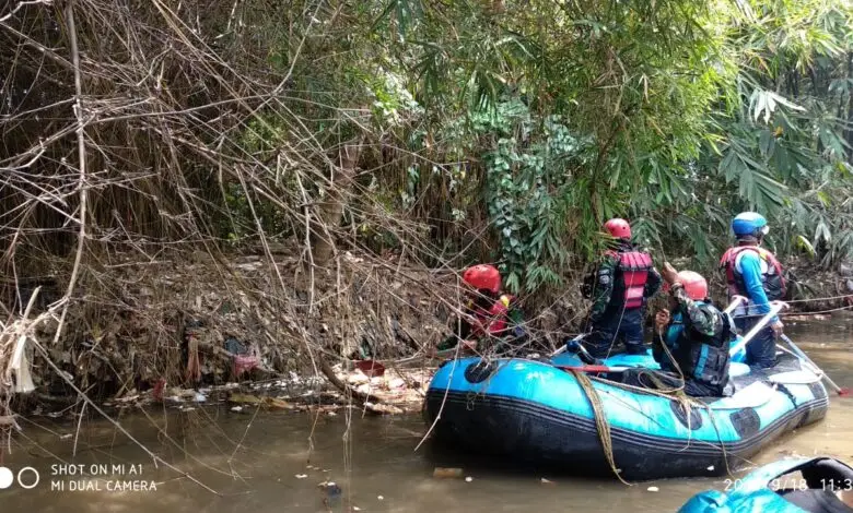 Intip Komunitas Relawan Bela Alam Bersihkan Sungai di Jawa Barat
