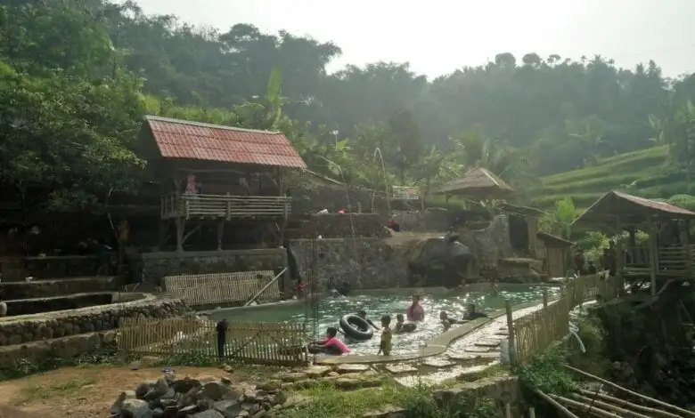 Intip Pemandian Alam di Babakankaret, Wisata Murah Cuma Lima Ribu