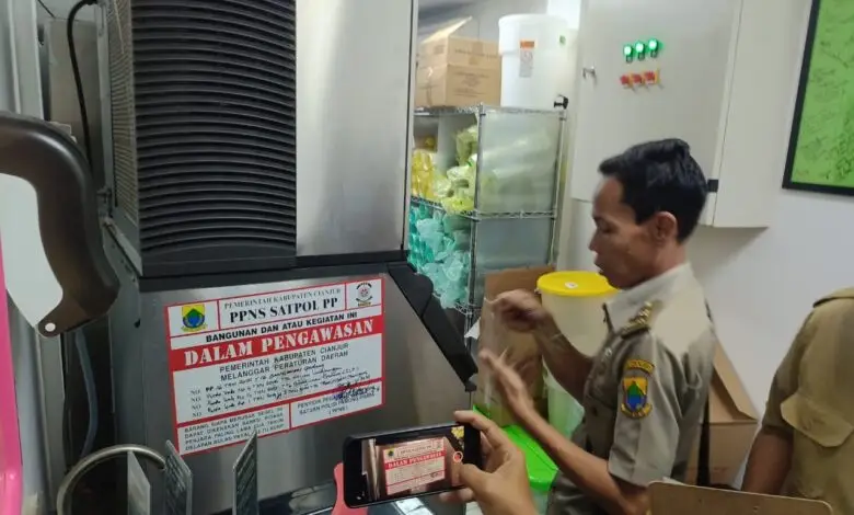 Izin Belum Lengkap, Starbucks Cianjur Disegel