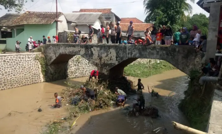 Jadi Penyebab Banjir, Sampah di Sungai Ciranjang Dibersihkan