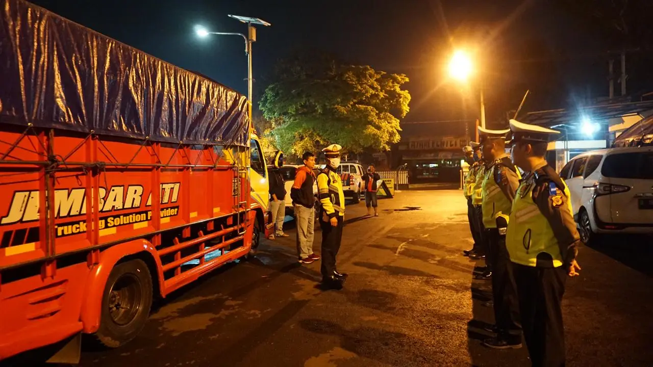 Jadi Sasaran Bajing Loncat, Polres Cianjur Kawal Truk Sembako