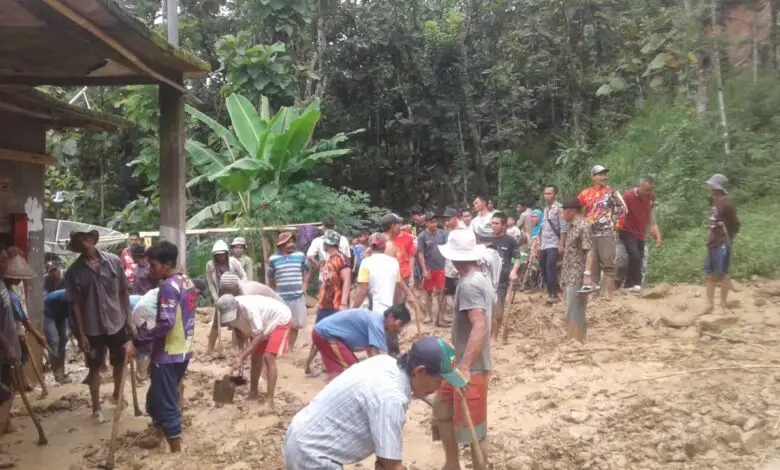 Jalan Bendungan Cisuru Longsor, Rumah dan Motor Milik Warga Rusak