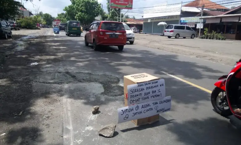 Jalan Berlubang di Sukaluyu Sering Sebabkan Kecelakaan, Warga Pasang Tulisan Nyeleneh