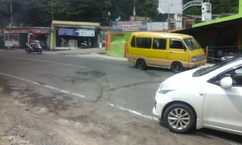 Jalan Dekat SMKN 1 Cipanas Berlubang, Sering Sebabkan Kecelakaan