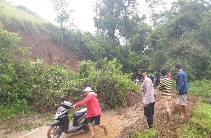 Jalan Mariwati Sukaresmi Tertutup Longsor, Mobil tidak Bisa Melintas