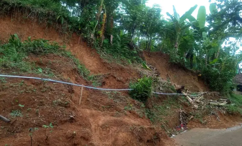 Jalan Pasirsireum Cibeber Masih Dihantui Longsor