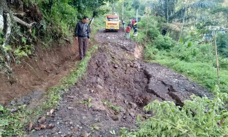 Jalan Penghubung Dua Desa di Campaka Amblas