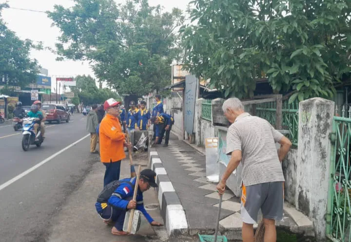 Jalan Raya Bandung Tampak Kotor, Herman Suherman 'Beberesih' di Akhir Tahun