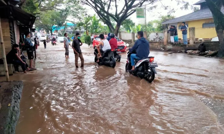 Jalan Raya Cibeber Tergenang Banjir