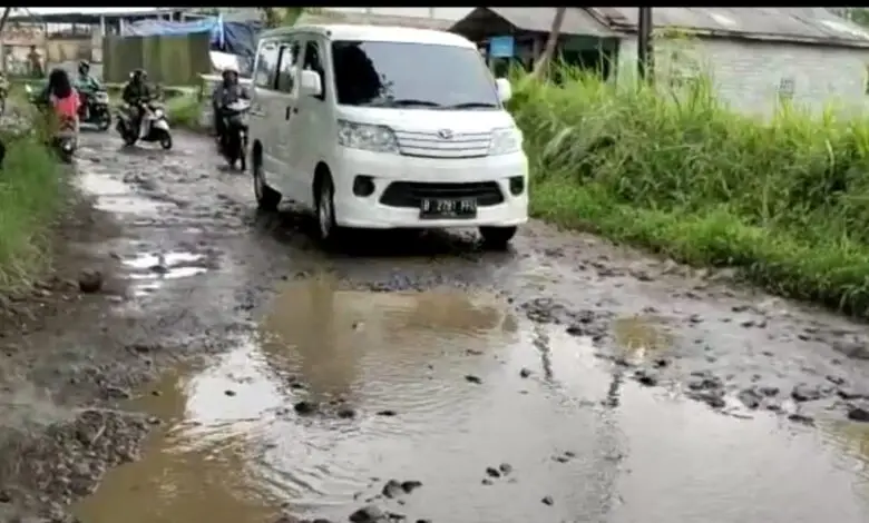 Jalan Rusak di Ciranjang Buat Warga Rentan Terkena ISPA