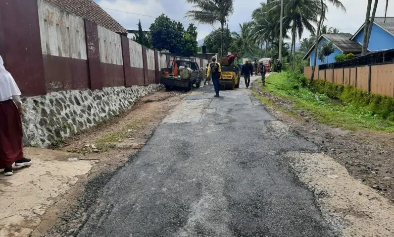 Jalan Rusak di Munjul-Gintung Cugenang Cianjur Diperbaiki