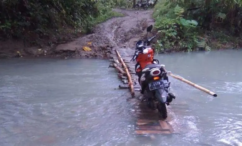 Jalan Rusak Parah, Jembatan Tergenang, Warga Kesulitan Melintas