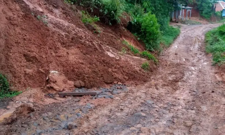Jalan Takokak-Kadupandak Cianjur Selatan Dibiarkan Rusak, Warga Kesulitan Melintas