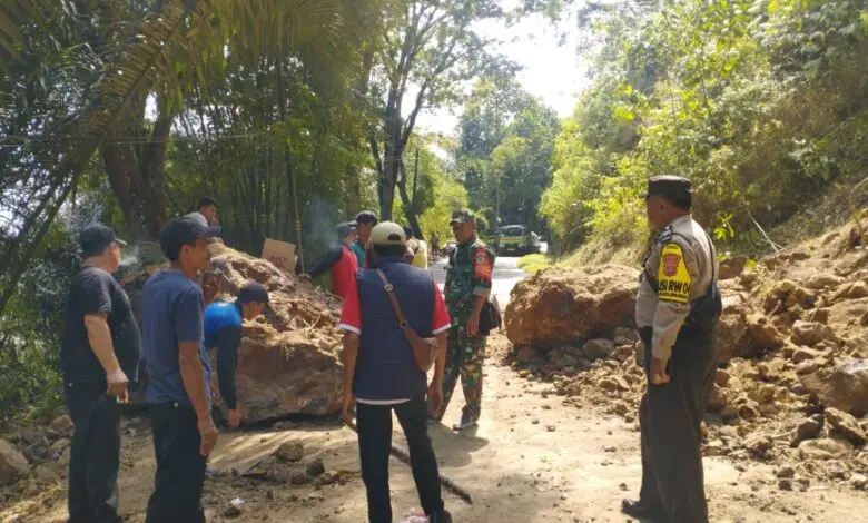 Jalan Utama di Kecamatan Kadupandak Cianjur Longsor, Arus Lalin Tersendat