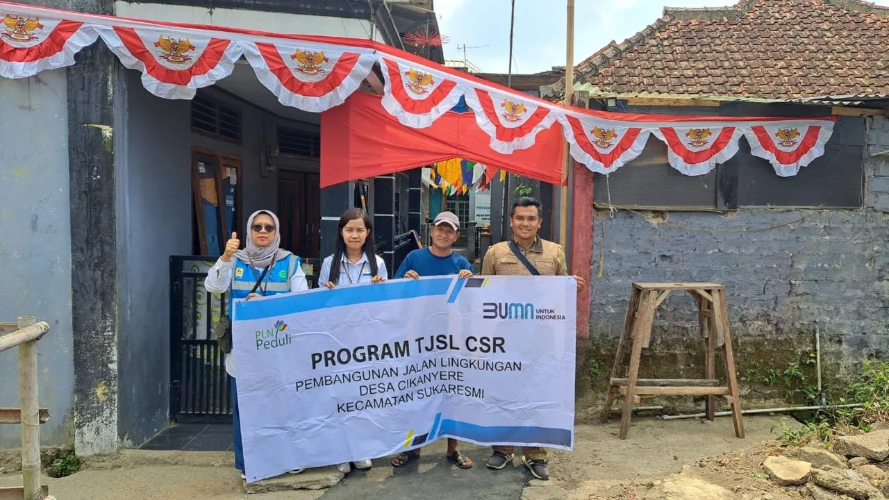 Jelang Hari Pelanggan Nasional, PLN Realisasikan TJSL Jalan Desa di Cianjur