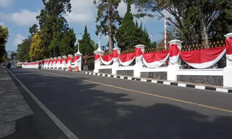 Jelang HUT RI, Jalan Protokol di Cipanas Semarak Dihiasi Bendera Merah Putih