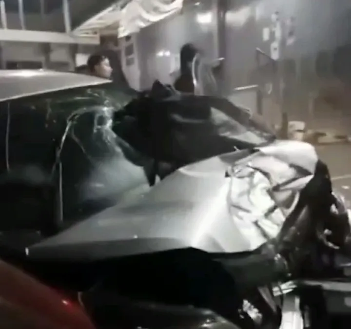 Jelang Malam Tahun Baru, Kepala Pemotor Tembus ke Kaca Mobil Depan Usai Terjadi Kecelakaan di Pacet Cianjur