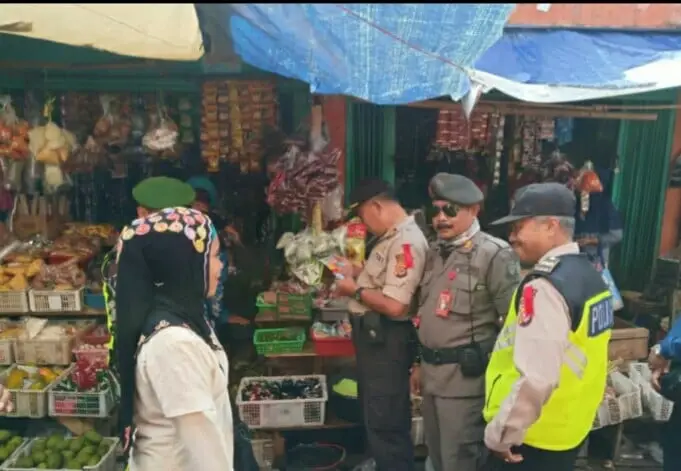Jelang Tahun Baru, Muspika Haurwangi Operasi Pasar Cipeuyeum