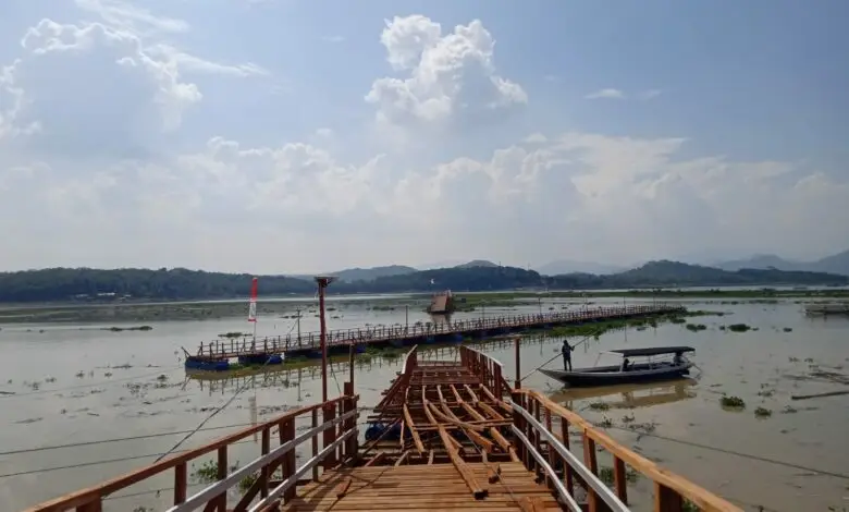 Jembatan Apung Terpanjang Rusak Akibat Luapan Sungai Cisokan