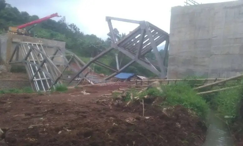 Jembatan Cibalagung Runtuh, Polres Cianjur Lakukan Penyelidikan