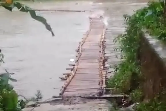 Jembatan Cisadea Sindangbarang Hanyut Terbawa Banjir, Aktivitas Warga Terhambat