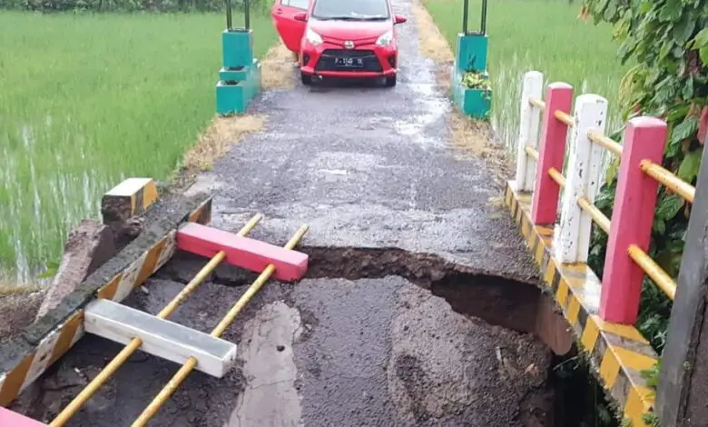 Jembatan di Rancagoong Hancur Diterjang Arus Sungai