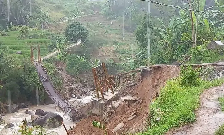 Jembatan Gantung Penghubung Dua Desa di Cidaun Terputus Akibat Longsor