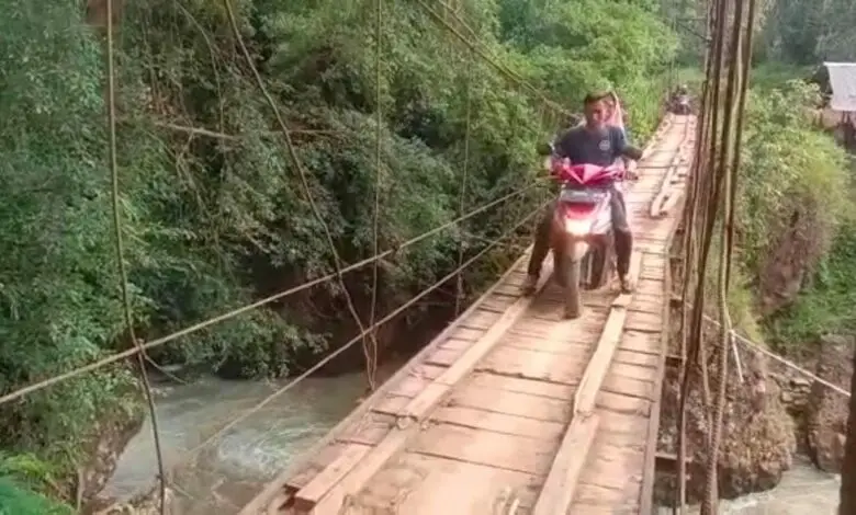 Jembatan Gantung Rapuh Jadi Akses Utama Warga Waringinsari Takokak