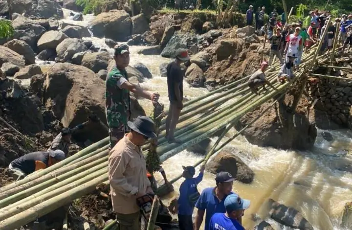 Jembatan Penghubung Hancur, Akses Tiga Desa di Cianjur Terputus
