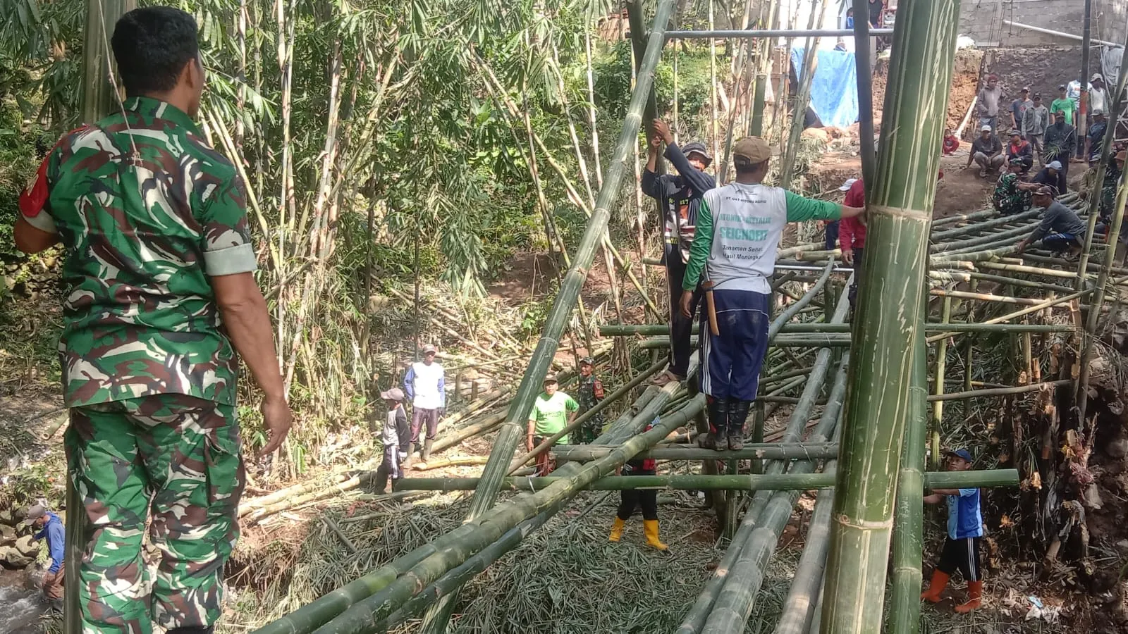 Jembatan Putus, Koramil Cipanas Bangun Jembatan Darurat Bambu di Desa Ciwalen
