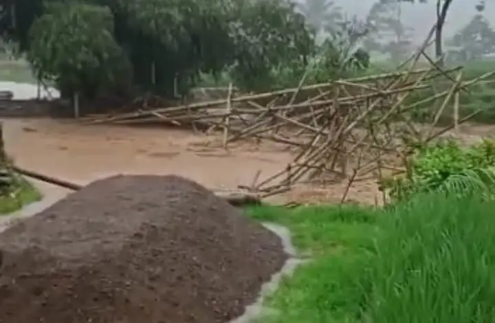 Jembatan Rusak Dihantam Arus, Ribuan Warga di Cidaun Terisolir